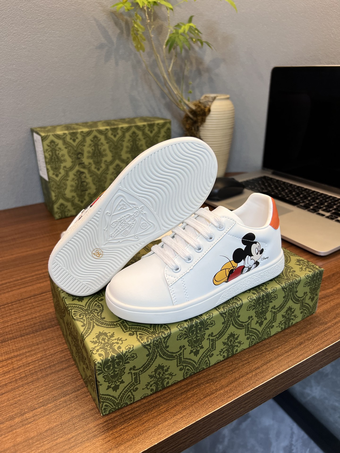 Children's shoes child